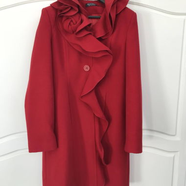 roter Übergangsmantel mit Rüschen-Kragen