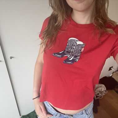 Levi's rotes T-Shirt mit Stiefel-Print