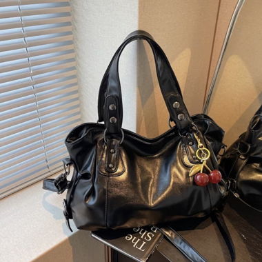 Schwarze Handtasche mit Kirschen