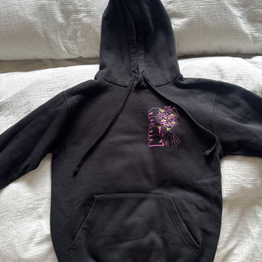 Sweat à capuche noir avec imprimé rose