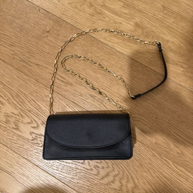 Pochette noire avec chaîne dorée