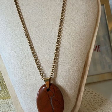 Kette mit Anhänger aus rotem Stein