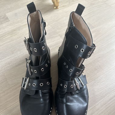 Schwarze Stiefeletten mit Nieten