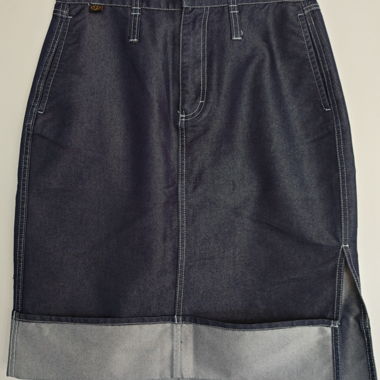 Dunkler Jeansrock mit Umschlagsaum
