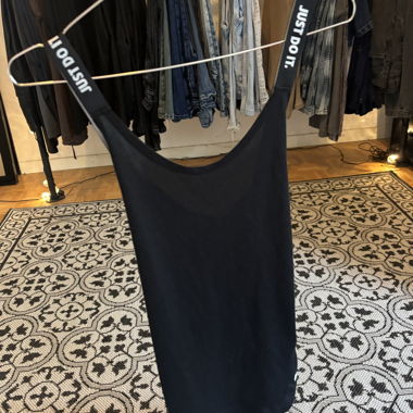 Top nero con spalline