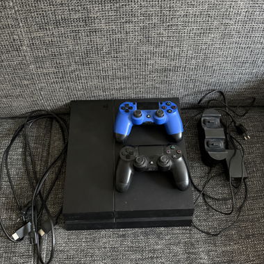 PS4 Konsole mit 2 Controllern