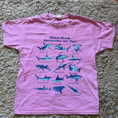 T-shirt Urban Outfitters con squalo
