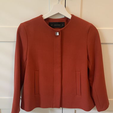 Elegant short jacket in rust red