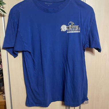 Blaues T shirt mit Logo