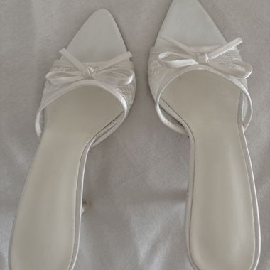 Weiße Sandalen mit Stilettoabsatz
