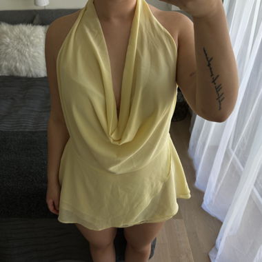 Robe à encolure drapée