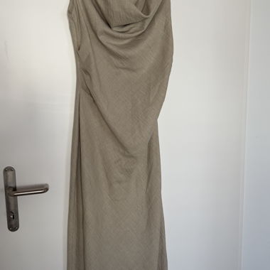 Beiges Abendkleid mit Drapierung