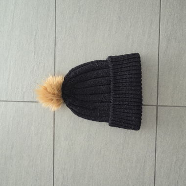 Schwarze Mütze mit Bommel