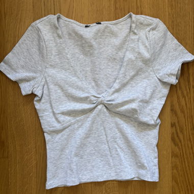 Graues Shirt mit Knoten