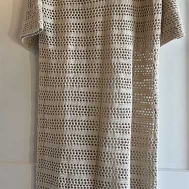 Abito in maglia beige con motivo traforato