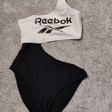 C'est un joli et confortable maillot de bain qui fait aussi bikini.