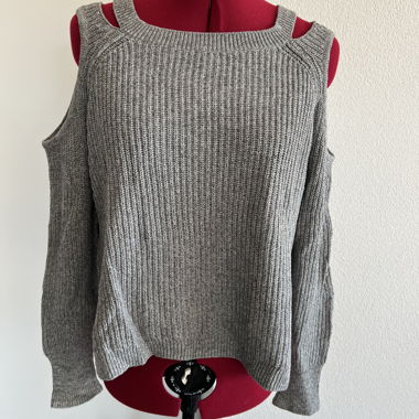 pull en maille gris avec découpes