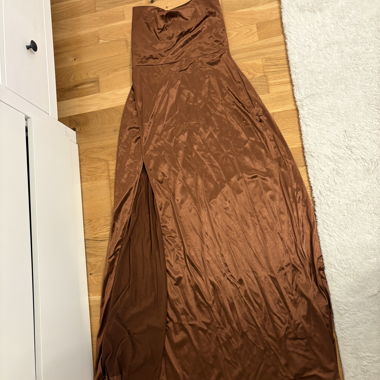 Braunes Satin-Maxikleid