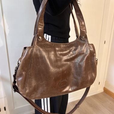 Brown leather handbag with shoulder strap