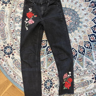Schwarze Jeans mit Blumenstickerei