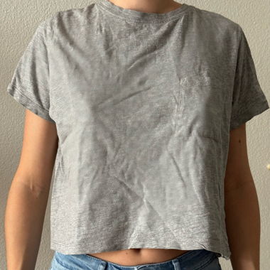 Graues Crop T-Shirt mit Tasche