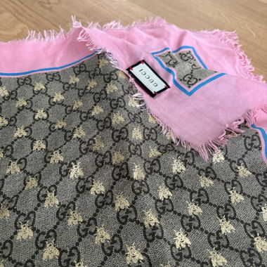 Gucci Schal mit Bienenmotiv rosa und beige