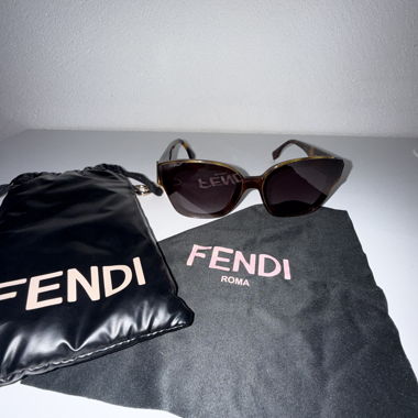 Occhiali da sole Fendi con astuccio