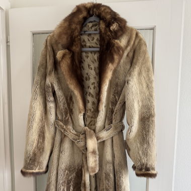 Cappotto di pelliccia beige con cintura