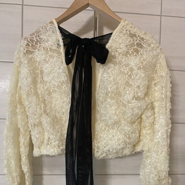 Zara Blouse Dentelle Crème et Noeud Noir L