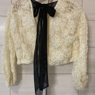 Zara Blouse Dentelle Crème et Noeud Noir L