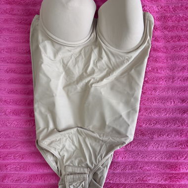 Body beige con coppe