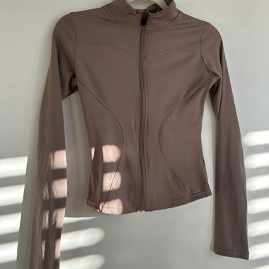 Long-sleeve sports jacket with zipper