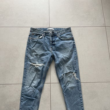 Jeans bleu avec trous aux genoux 