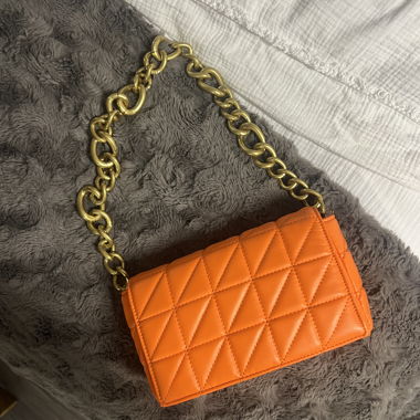 Borsa a tracolla arancione con catena