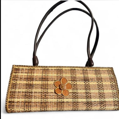 Sac tressé brun avec détail fleur