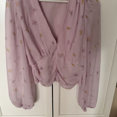 Blusa rosa con motivo floreale