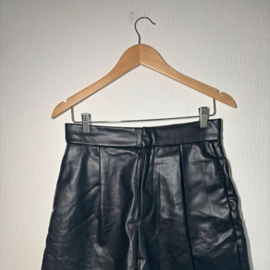 Short en similicuir 