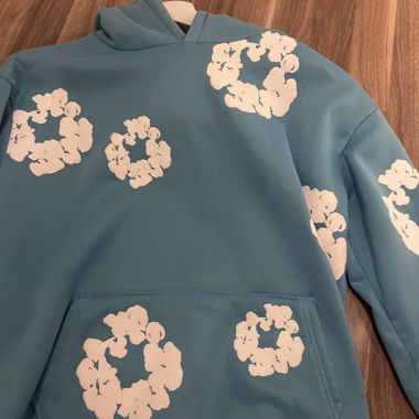 Hoodie bleu avec imprimé floral