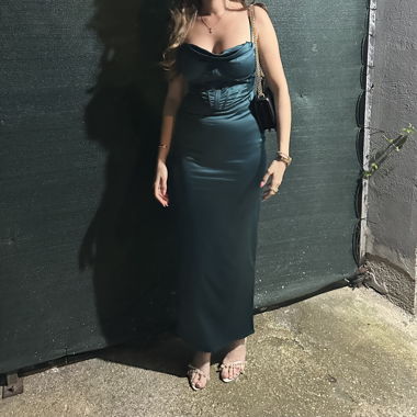 Längeres, figurbetontes Abendkleid 