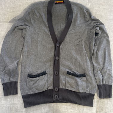 Graue Strickjacke mit Knopfleiste