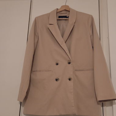 Langer beiger Blazer