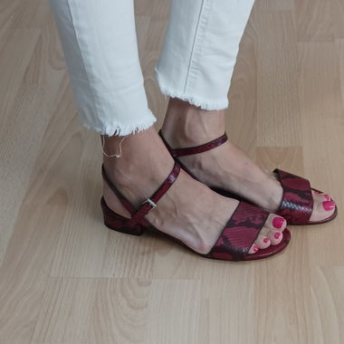 Sandalen mit Schlangenmuster Rot
