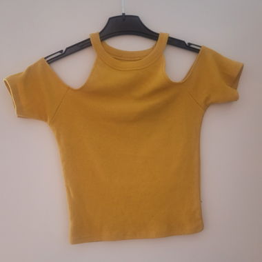 Top giallo con cut-out