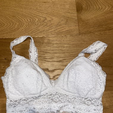 white bra with lace
