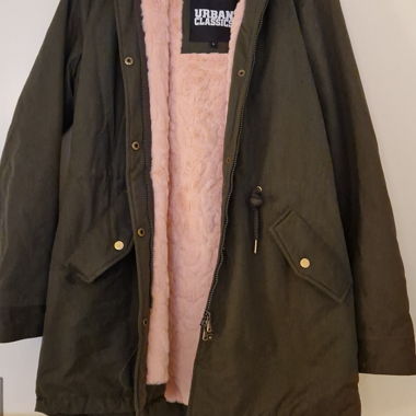 Olivegrüne Parka mit Fellfutter