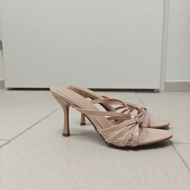 Décolleté con tacco, sandali con tacchi alti 