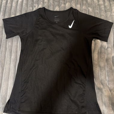 T-shirt sportiva Nike nera