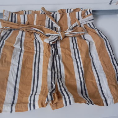 Stradivarius gestreifte Bindebast-Shorts