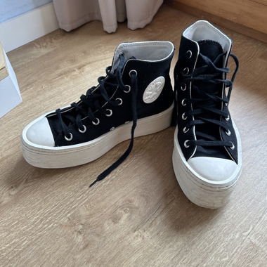 Converses noires et crème 