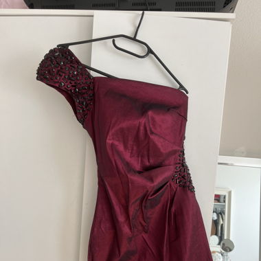 Weinrotes Kleid